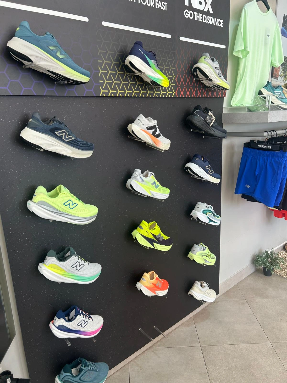 Mur de chaussures de running dans un magasin spécialisé