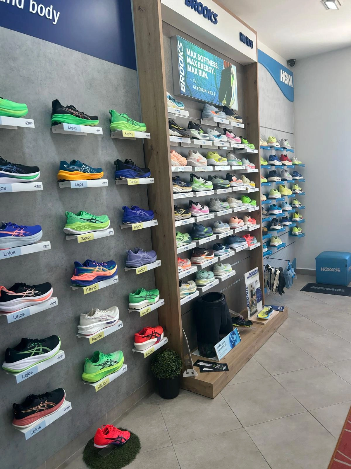 Modèles de chaussures de différentes marques en exposition