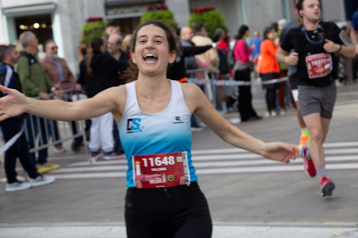 Atleta del team Cardenasports esulta sul rettilineo d'arrivo