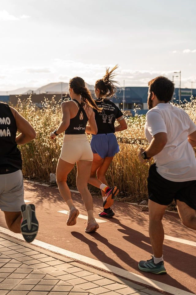 Gruppo di allenamento che corre al tramonto