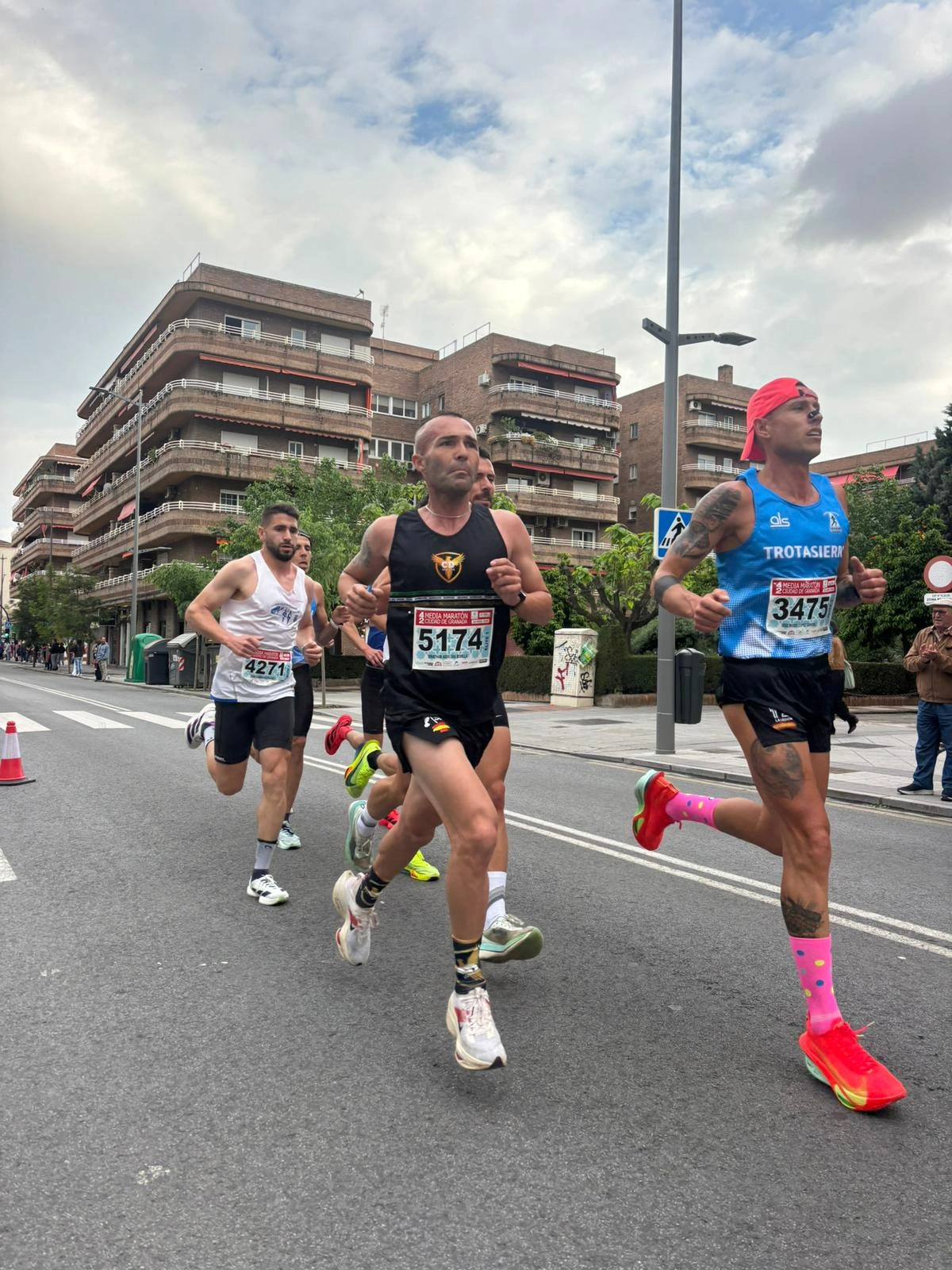 Gruppo di corridori gestisce il ritmo alla Mezza Maratona di Granada