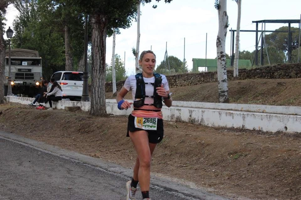 Corredora concentrada durante una carrera