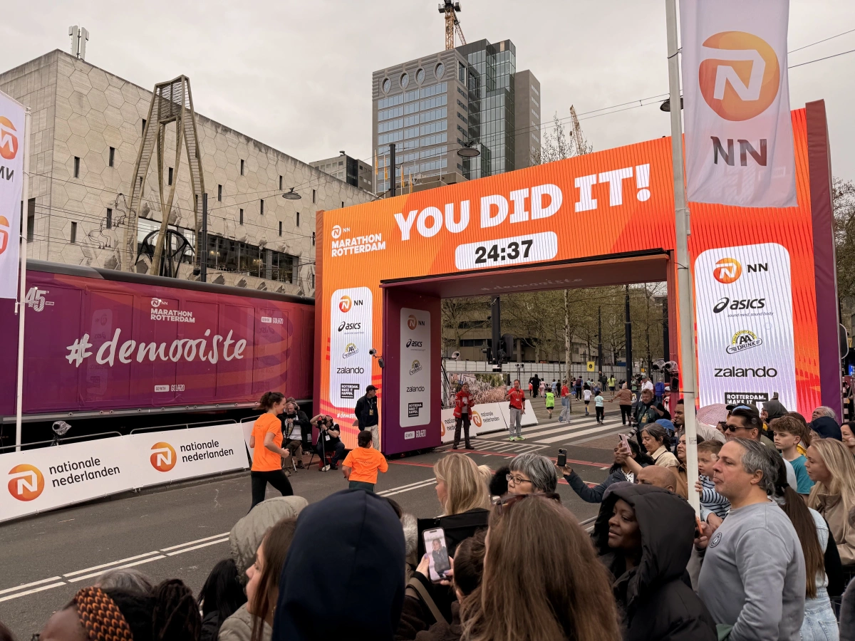 De finishboog op de Coolsingel met de tekst You did it tijdens de NN Marathon Rotterdam 2026