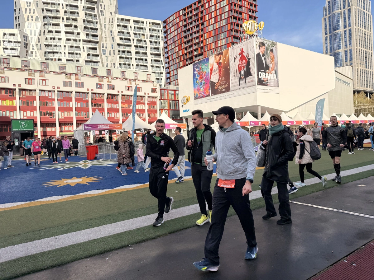 De tenten van de kledingafgifte op het Schouwburgplein, ingedeeld op letter