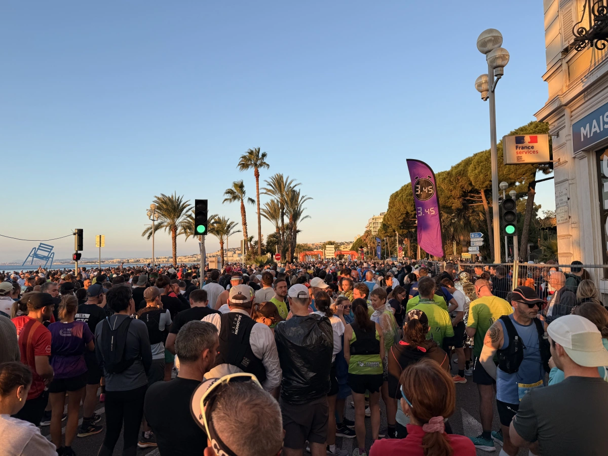 Corredores al amanecer en la Promenade des Anglais