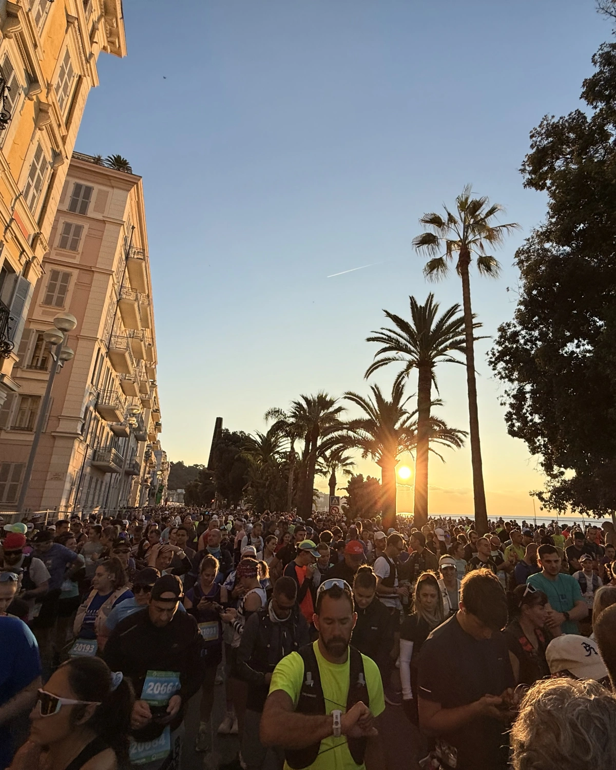 Miles de corredores reunidos al amanecer en la Promenade des Anglais