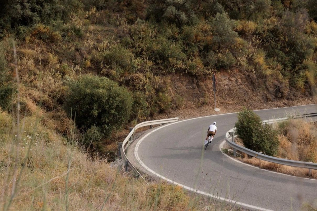 Radfahrer fährt über eine Bergstraße